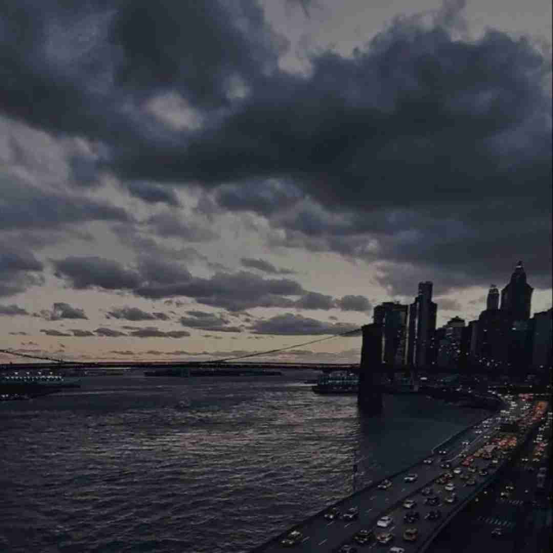  آبى آسمان چه غمگين است