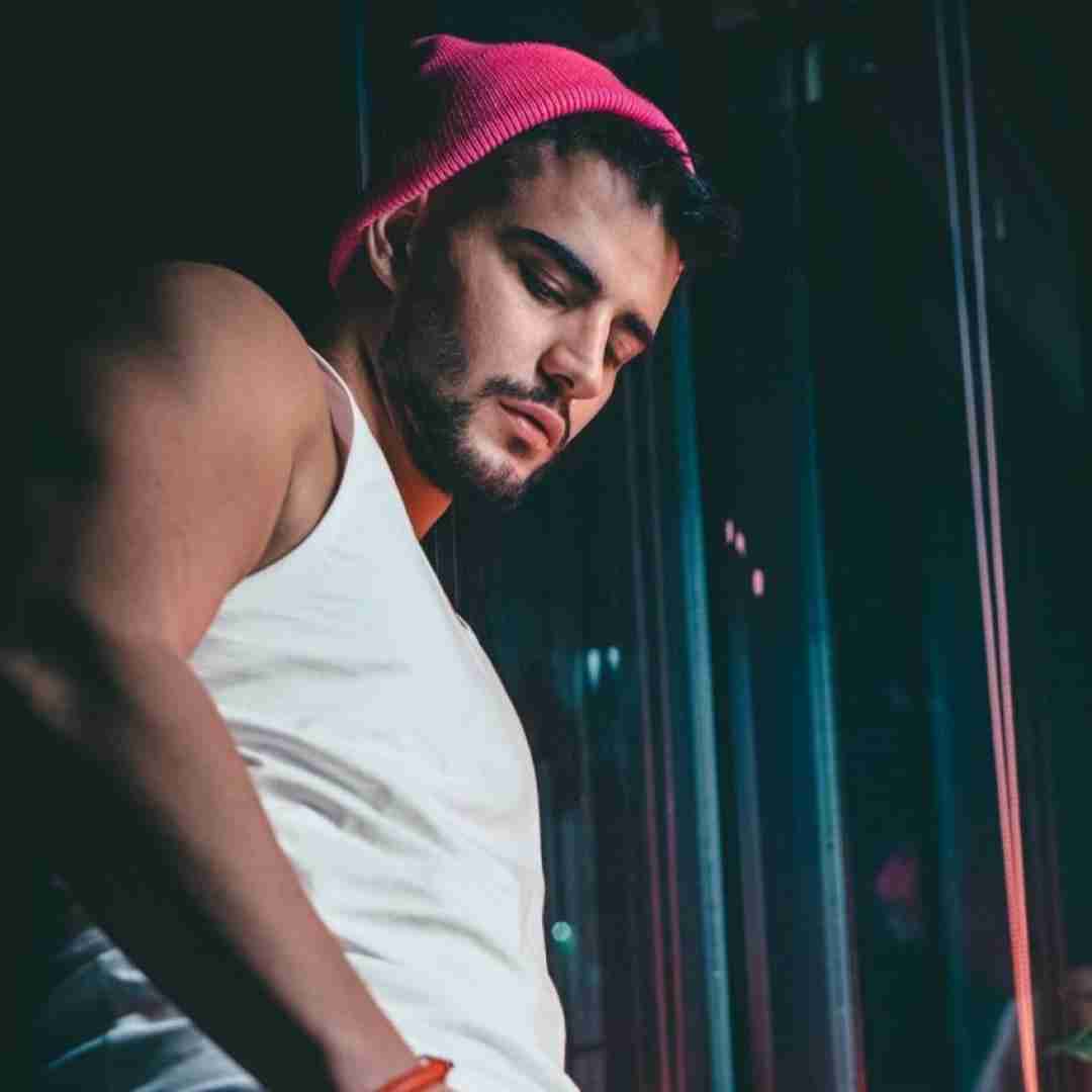 علی حسینی هی داد شده راجب چشمات شعرام تک تک بیتاش