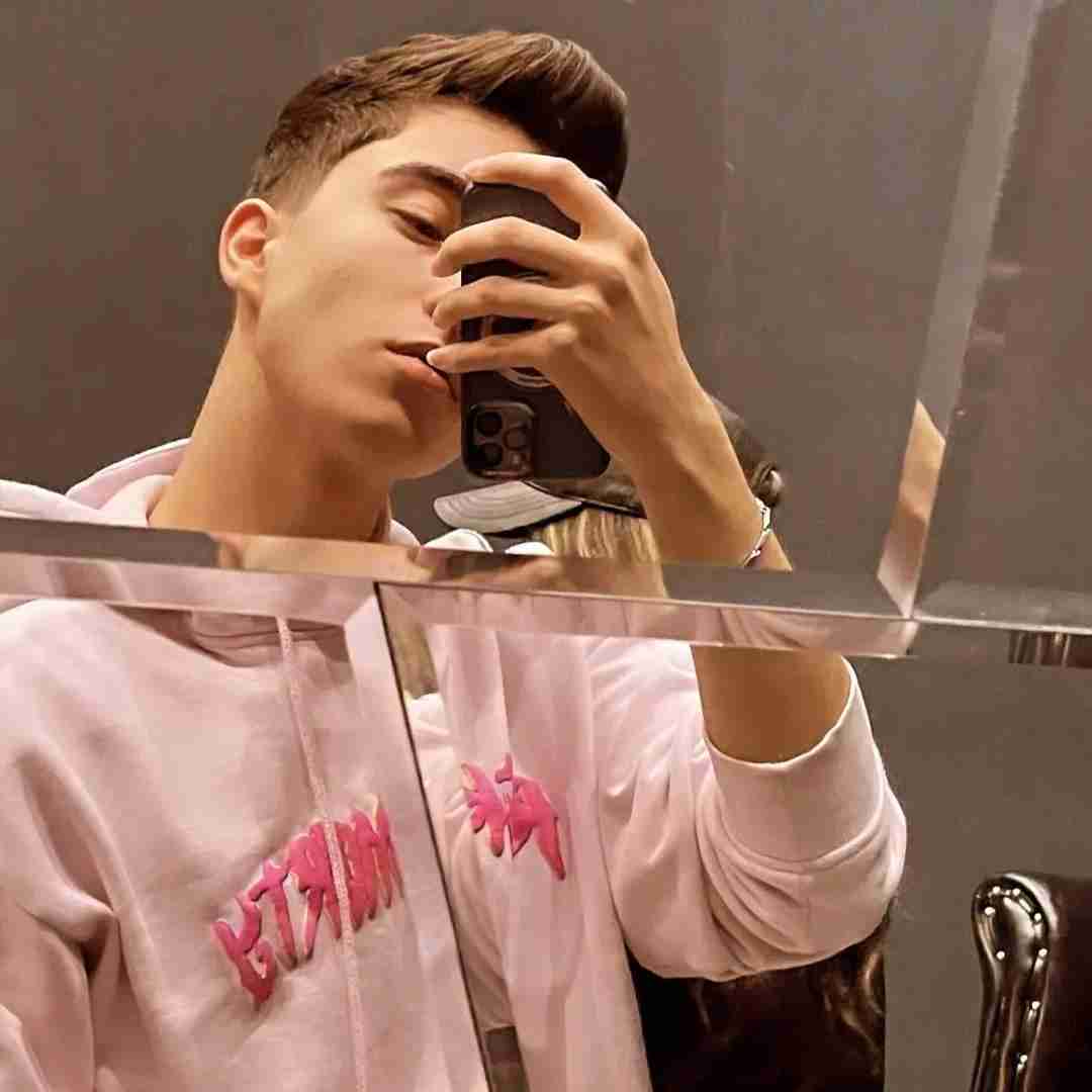فرنام هنوزم با یاده تو هرشب میره سر رو بالش
