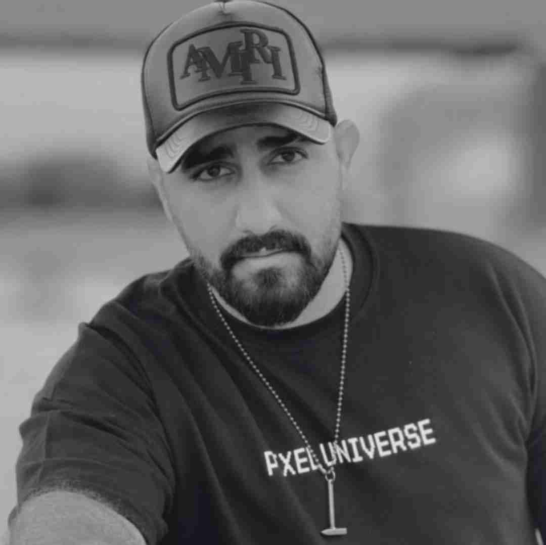 محمد امیری داره گریم میگیره تپ تپ سینه
