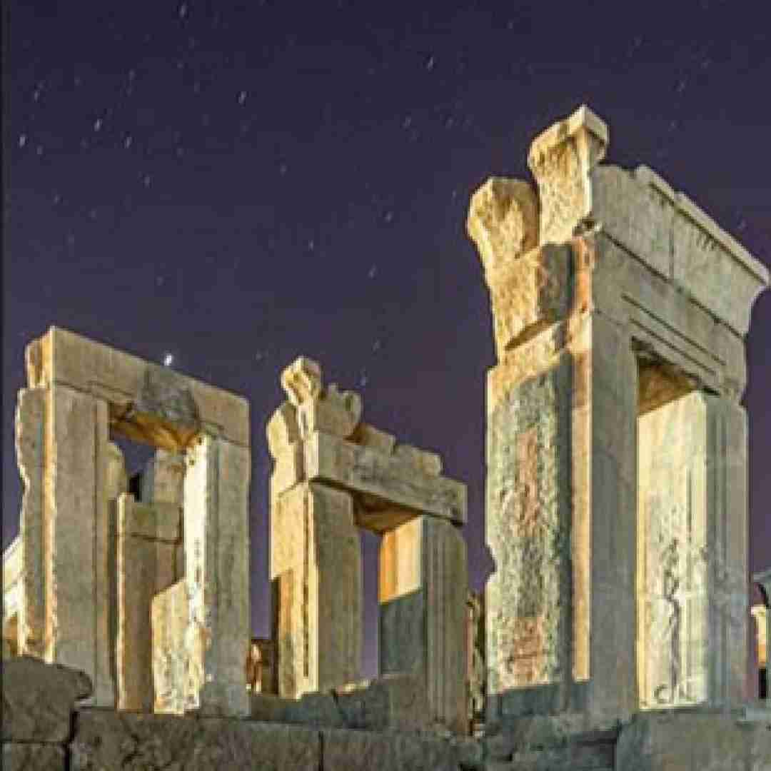  نگاه منو تو به آسمونه کنارمونه فکر میکنیم