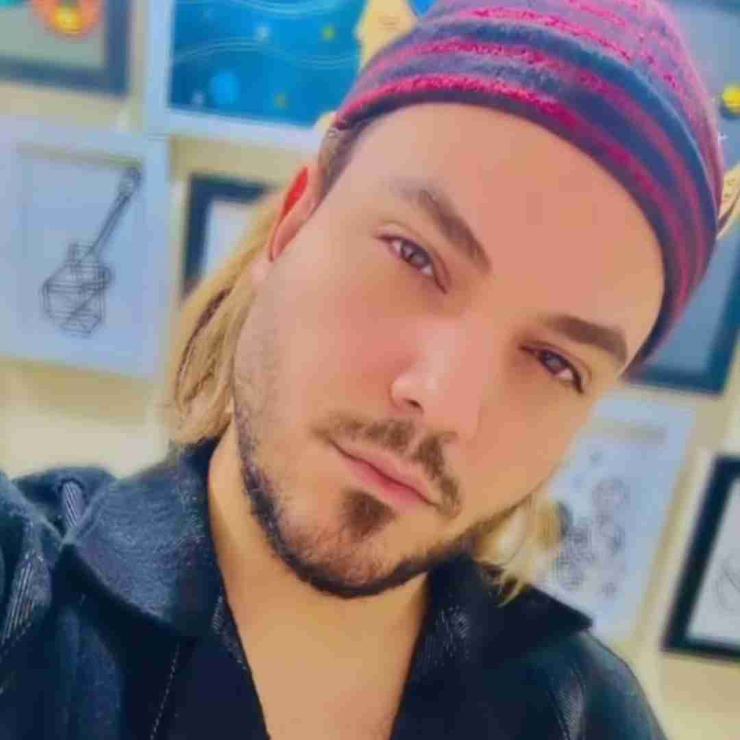 امید افخم اصلا قشنگشم همینه که دلبرت پیشت بشینه
