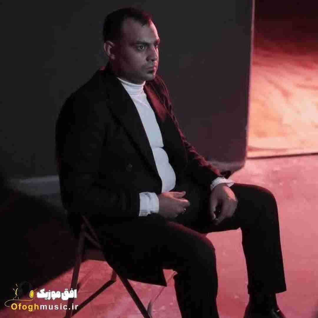 روح الله کرمی یکی با یارش خوشه براش هی رنگی میپوشه