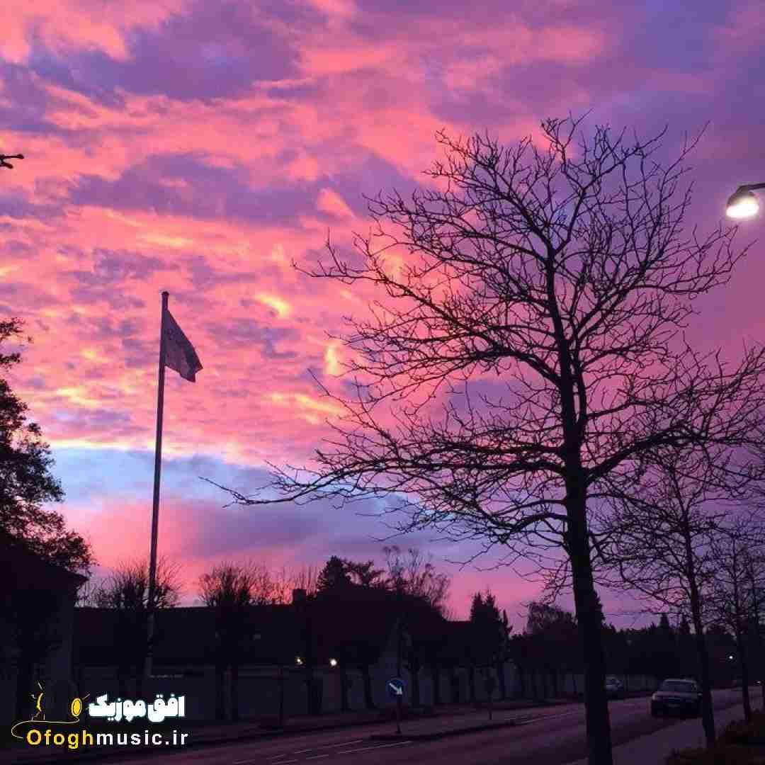  تو یه ستاره ای هنوز تو آسمون من یه نوری توی تاریکی